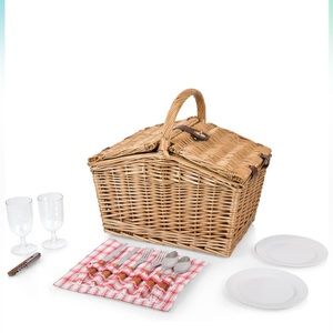 Brand new/never been used picnic basket with plateware